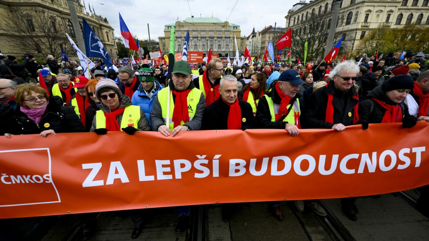 Protestní pochod odborů proti vládnímu konsolidačnímu balíčku, 27. listopadu 2023, Praha. Uprostřed předseda Českomoravské konfederace odborových svazů (ČMKOS) Josef Středula, druhý zprava předseda Odborového svazu státních orgánů a organizací Pavel Bednář.