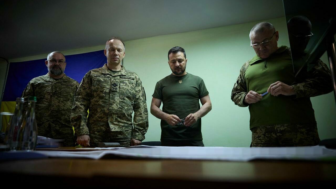 Volodymyr Zelenskyj a vrchní velitel ukrajinských pozemních sil Oleksandr Syrskyj