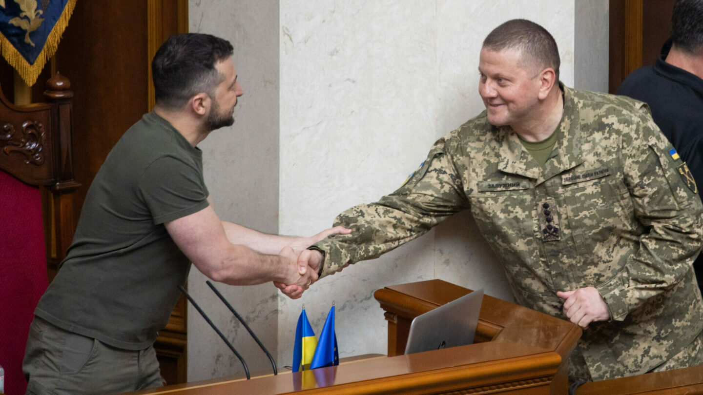 Prezident Volodymyr Zelenskyj a Valerij Zalužnyj na slavnostní části zasedání Nejvyšší rady Ukrajiny u příležitosti Dne ukrajinské státnosti v roce 2022.