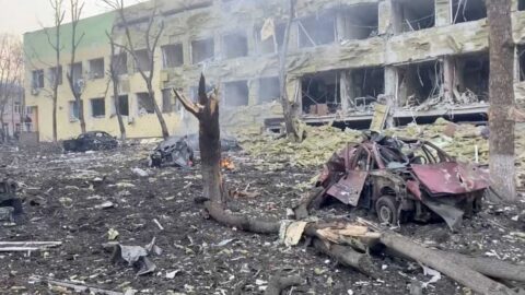 Následky ruského ostřelování civilních cílů. Zničená dětská nemocnice a porodnice v ukrajinském Mariupolu.