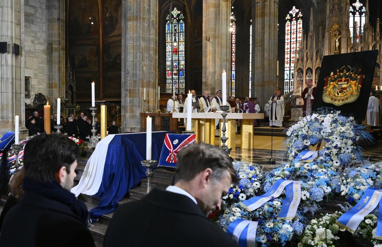 Poslední rozloučení s bývalým ministrem, poslancem, senátorem a hradním kancléřem Karlem Schwarzenbergem.