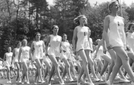 Mladé ženy z Bund Deutsche Mädel cvičí gymnastiku v roce 1941.
