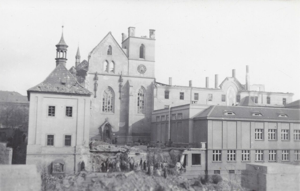 Emauzský klášter po náletu v únoru 1945.