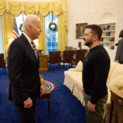 Americký prezident Joe Biden se svým ukrajinským protějškem Volodymyrem Zelenským během loňského setkání ve Washingtonu.