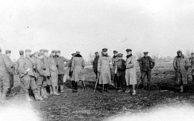 Britští a němečtí vojáci se setkávají v zemi nikoho během neoficiálního vánočního příměří.