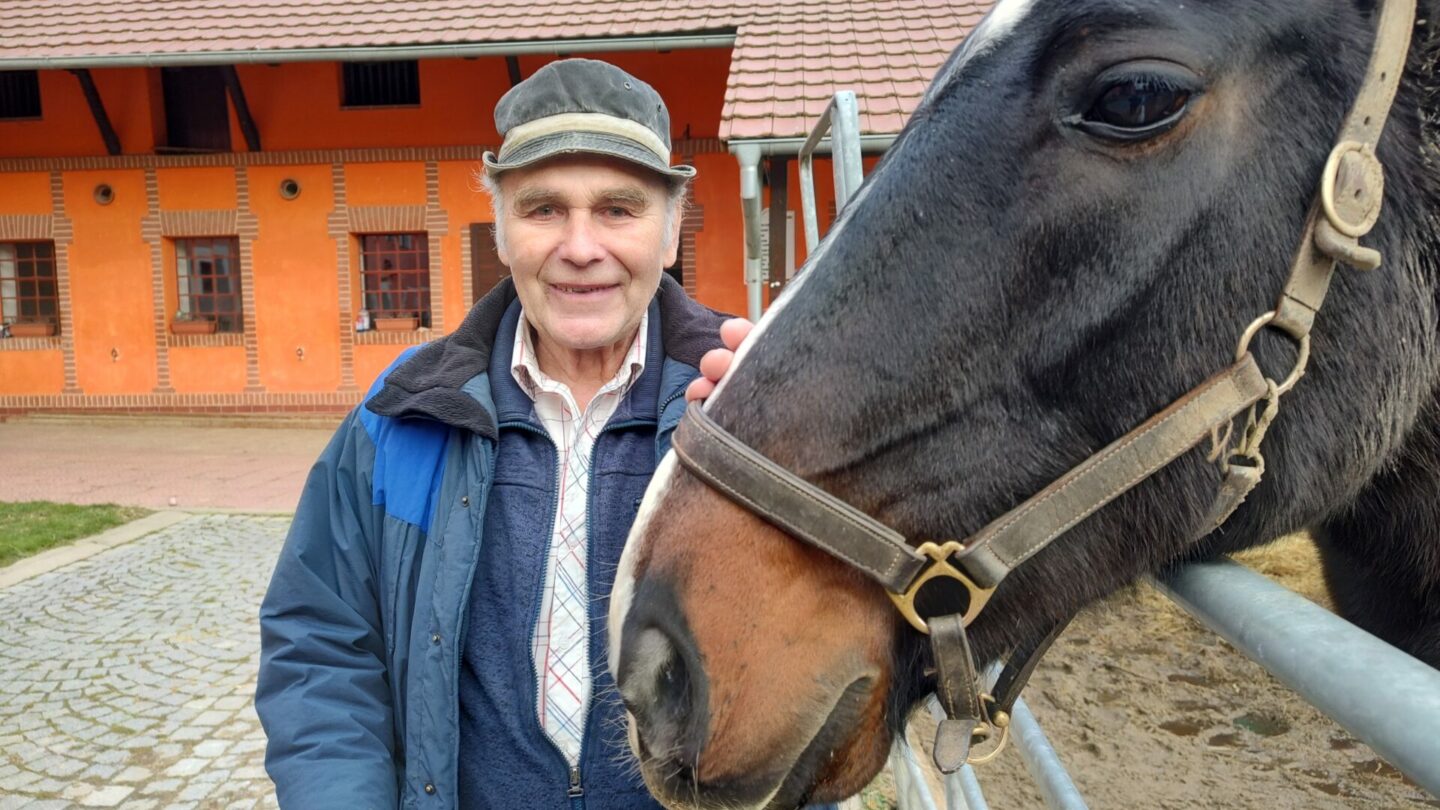 Jaroslav Šebek na rodinném statku. I když se rodina věnuje převážně rostlinné výrobě a agroturistice, zvířata jsou stále na nejdůležitějším místě dvora.