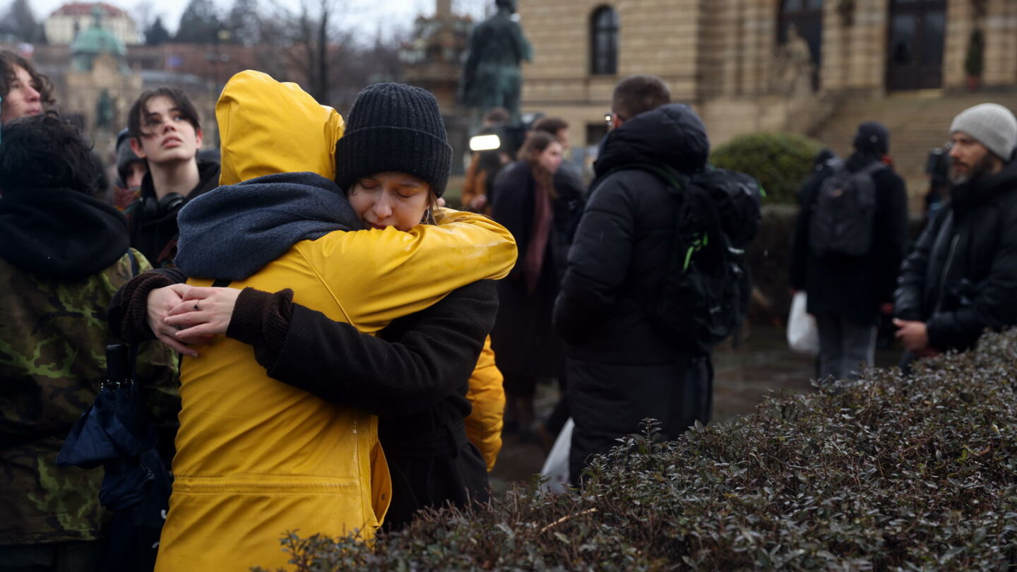 Studenti i další lidé se celý pátek scházeli před filozofickou fakultou.