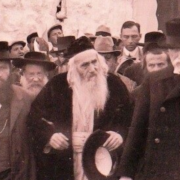 Prezident T. G. Masaryk v doprovodu rabína Chaima Sonnenfelda v Jeruzalémě. (Výřez z dobové pohlednice)