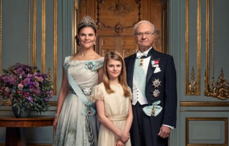 Korunní princezna Victoria, její dcera Estelle a otec král Carl XVI Gustaf