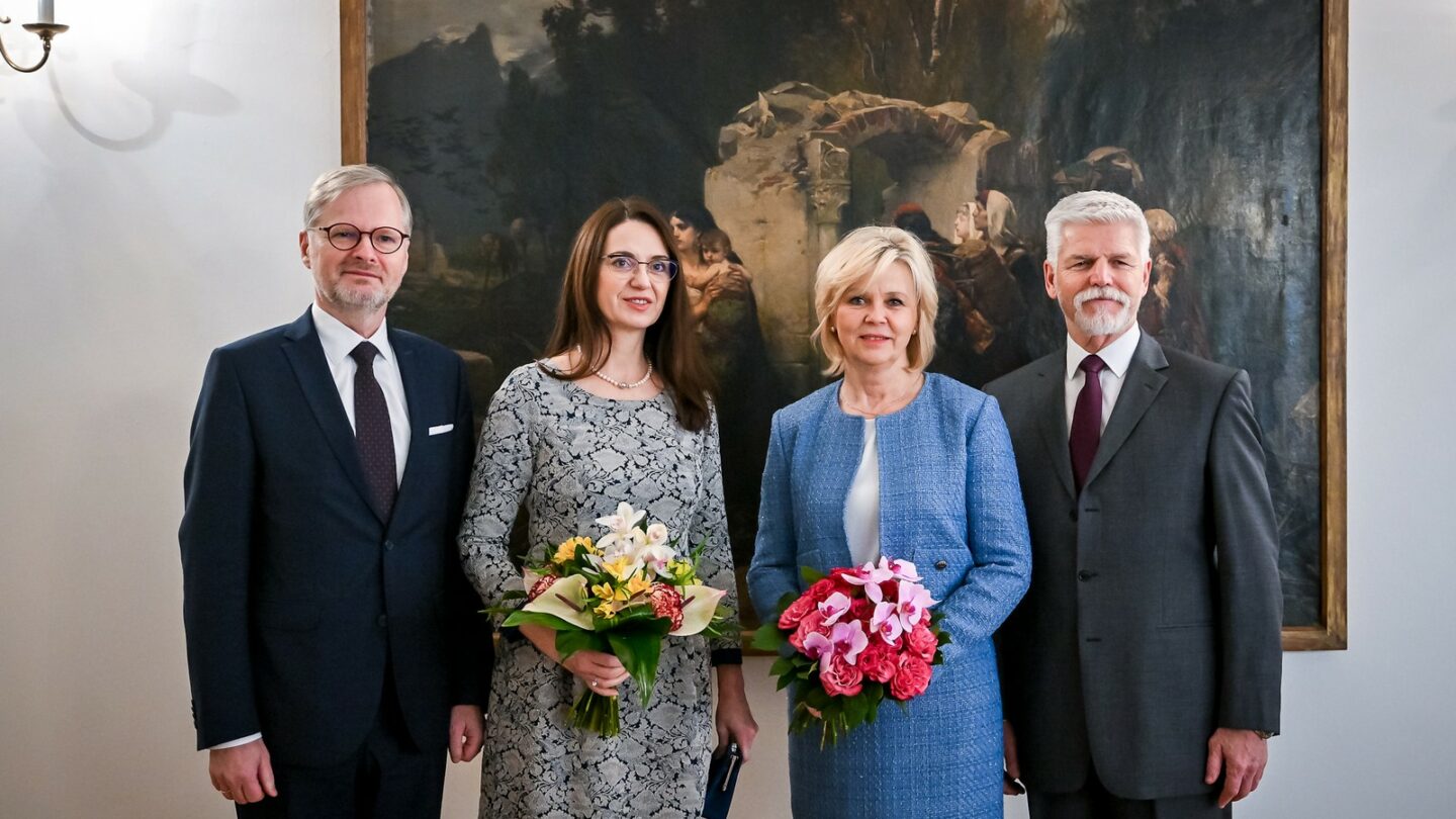 Premiér Petr Fiala (ODS) s manželkou Janou a prezident Petr Pavel s chotí Evou.