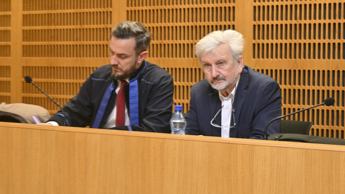 Obvodní soud pro Prahu 8 začal projednávat případ psychiatra Jana Cimického (vpravo), který čelí obžalobě ze čtyř znásilnění a 35 případů vydírání, 4. ledna 2024, Praha. 