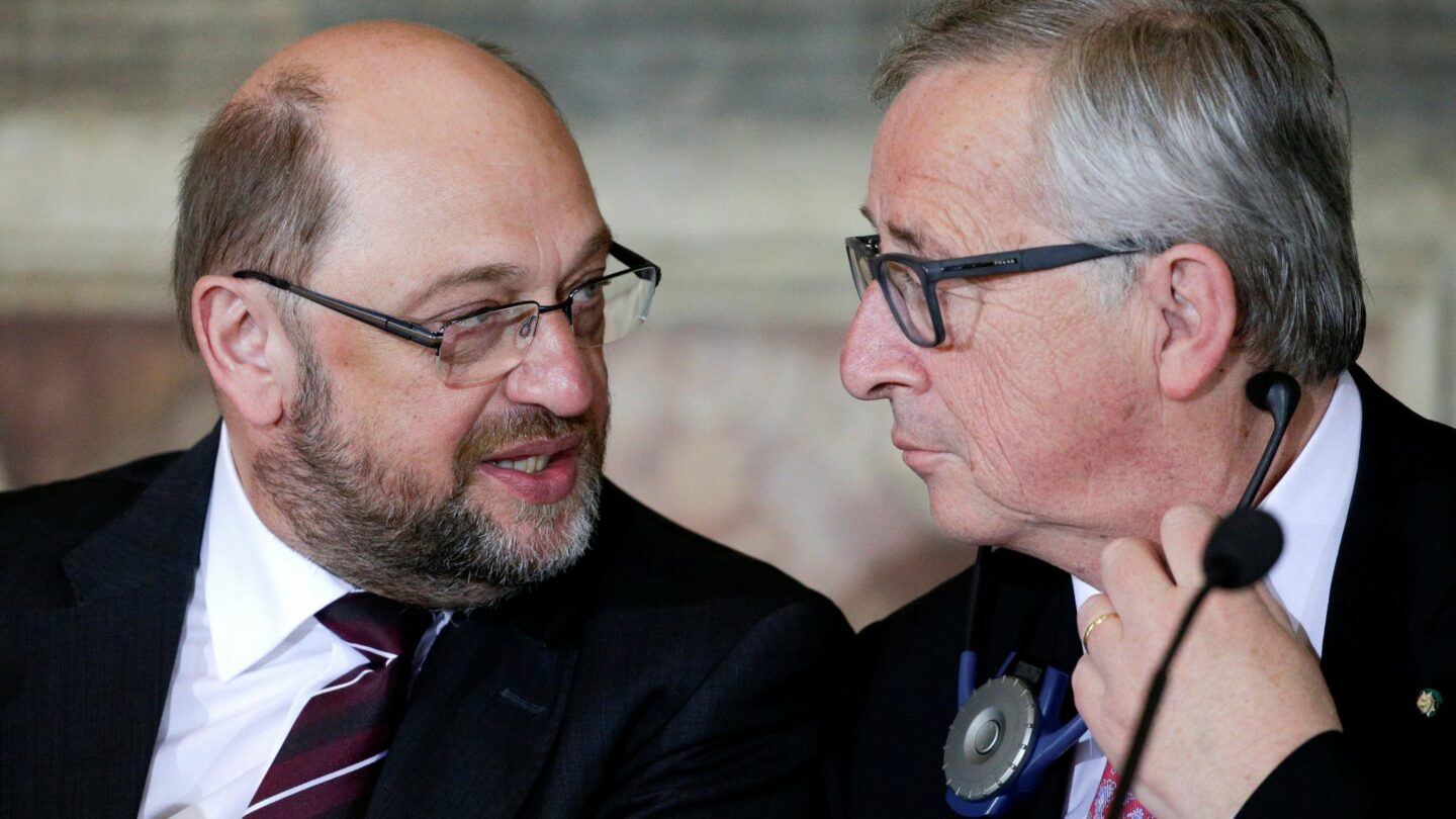 Předseda Evropské komise Jean-Claude Juncker (vpravo) a předseda Evropského parlamentu Martin Schulz. Dva muži, kteří reprezentují občany nevolenou výkonnou moc a aroganci Evropské unie.