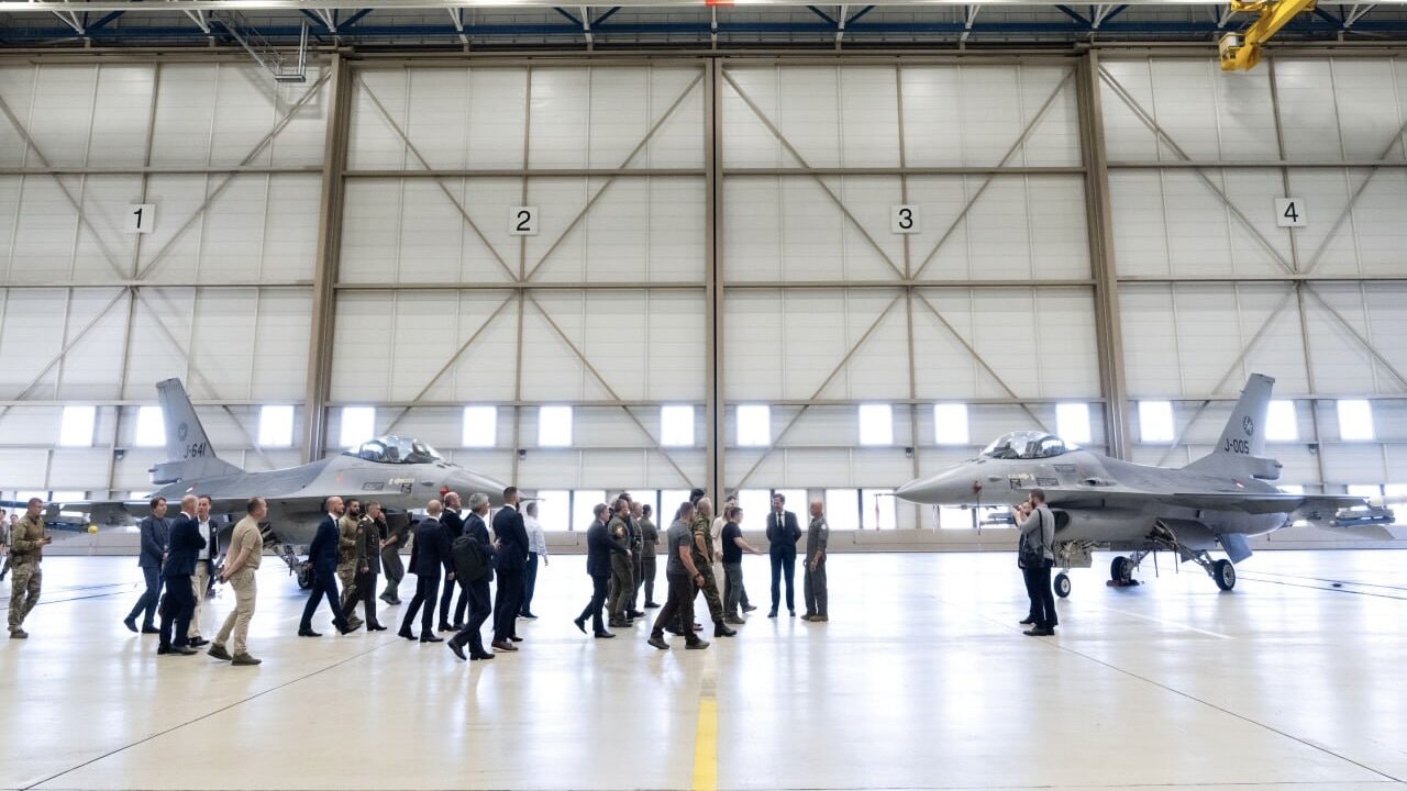 Ukrajinský prezident Volodymyr Zelenskyj a nizozemský premiér Mark Rutte v hangáru s letouny F-16. 