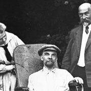 Poslední fotografie bolševického zločince: Lenin se svou sestrou Annou a lékařem Koževnikovem (15. 5. 1923).