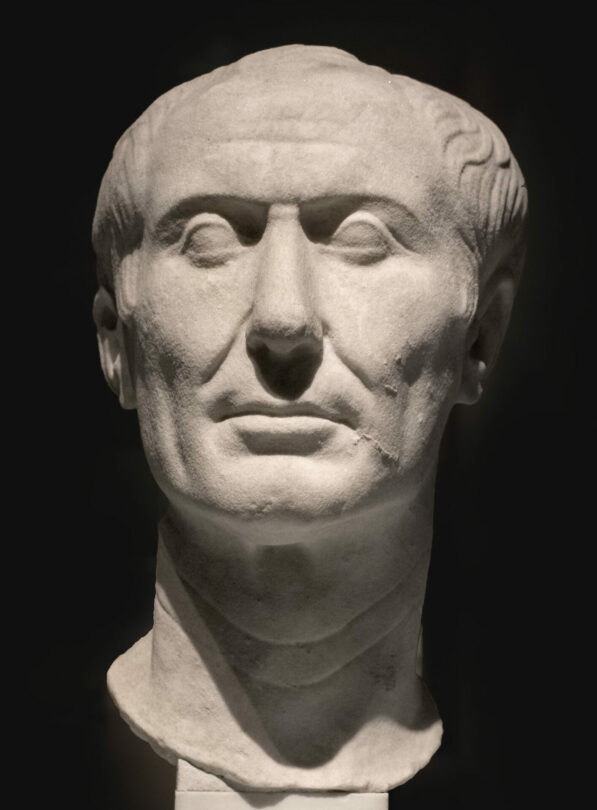 Možná jediná dochovaná socha Caesara vytvořená během jeho života, nyní umístěná v Archeologickém muzeu v italském Turíně.