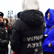 Společným znakem žen – sdružených kolem kanálu Cesta domů na komunikační platformě Telegram – které nesouhlasí s vysláním svých mužů do zákopů na Ukrajině, je červený karafiát v ruce, bílý šátek nebo čelenka na hlavě a vztek na Vladimira Putina.