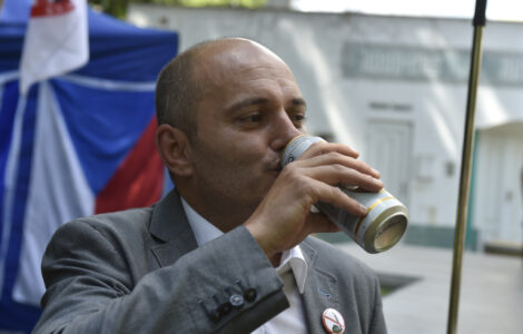 Martin Konvička pije provokativně pivo z plechovky před brněnskou mešitou.