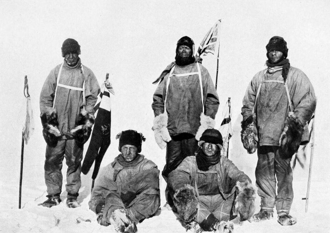 Zklamání ve tvářích mužů, když dorazili na pól. Zleva: Oates, Bowers, Scott, Wilson a Evans. Závěrku fotoaparátu ovládal Bowers pomocí provázku.