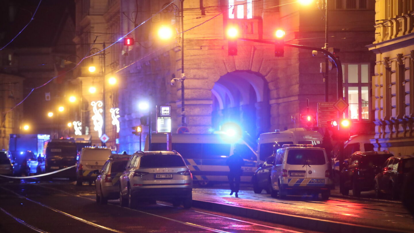 Zásah policie na Palachově náměstí kvůli střelbě na Filozofické fakultě Univerzity karlovy.