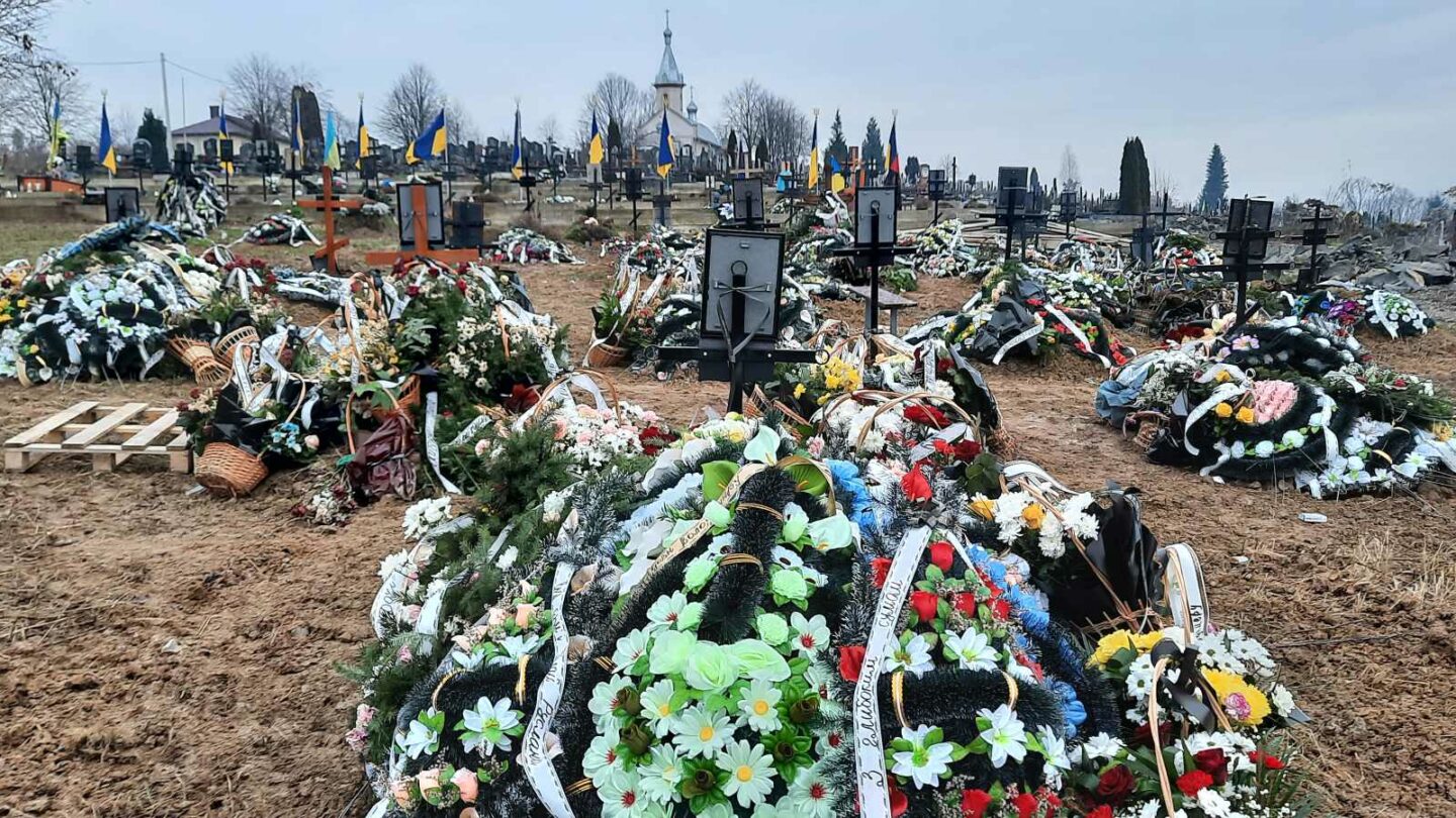 Na hřbitově v Užhorodě odpočívají už desítky ukrajinských hrdinů padlých při obraně Ukrajiny proti Rusku.