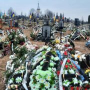 Na hřbitově v Užhorodě odpočívají už desítky ukrajinských hrdinů padlých při obraně Ukrajiny proti Rusku.