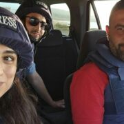 Novinářka Nada Maucourant Atallah a její kolegové z listu The National - Mohamed Zanaty a Jamie Prentis. 
