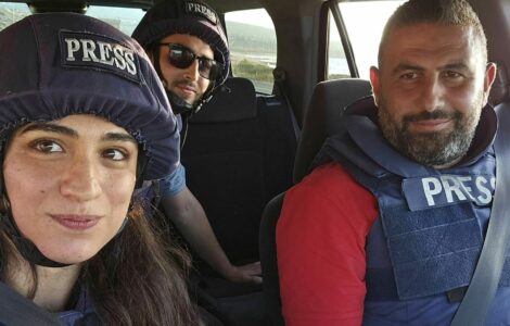 Novinářka Nada Maucourant Atallah a její kolegové z listu The National - Mohamed Zanaty a Jamie Prentis. 