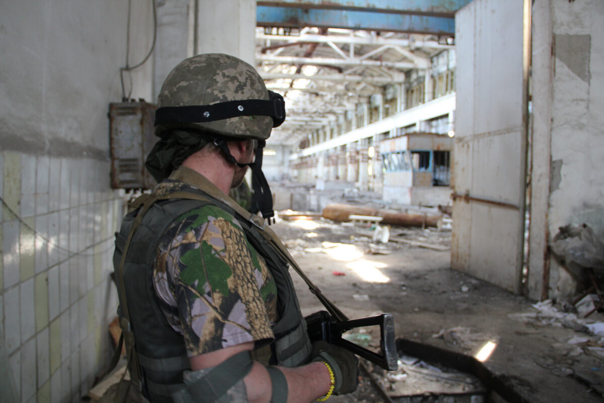 Ukrajinský voják v avdijivské průmyslové zóně v roce 2016, ilustrační foto