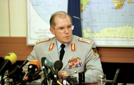 Bývalý předseda vojenského výboru NATO generál Klaus Naumann na archivním snímku z roku 1999.