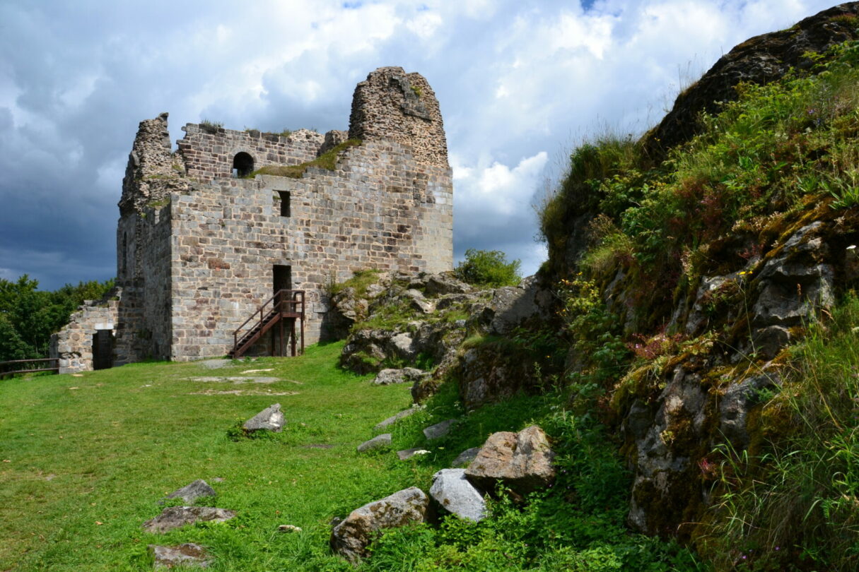 Zdi hradu Přimda se Soběslavovi staly nedobrovolným domovem. 