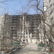 Byty zničené ruským ostřelováním Mariupolu jdou nyní na dračku.
