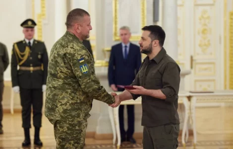 Ukrajinský rezident Volodymyr Zelenskyj a velitel armády Valerij Zalužnyj