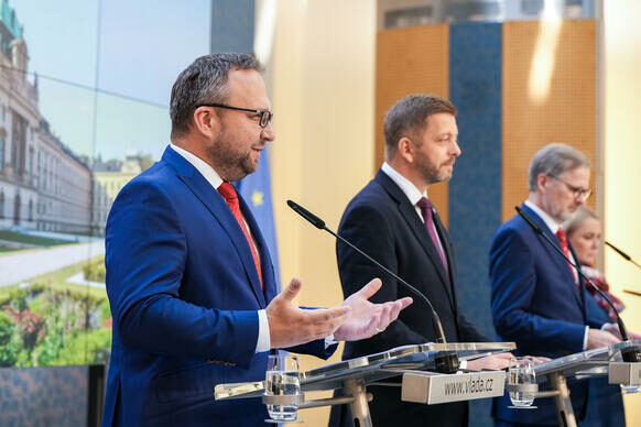 Marian Jurečka (KDU-ČSL), Vít Rakušan (STAN), Petr Fiala (ODS) a Jana Černochová (ODS) na tiskové konferenci po jednání vlády.