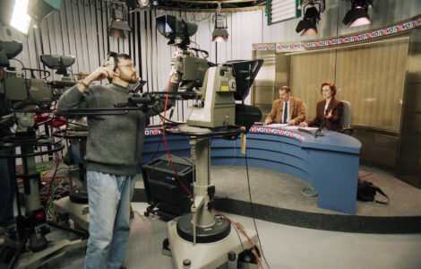 Moderátoři Zbyněk Merunka a Stanislava Wanatowiczová ve studiu TV Nova během přípravy historicky prvních Televizních novin komerční televize NOVA.
