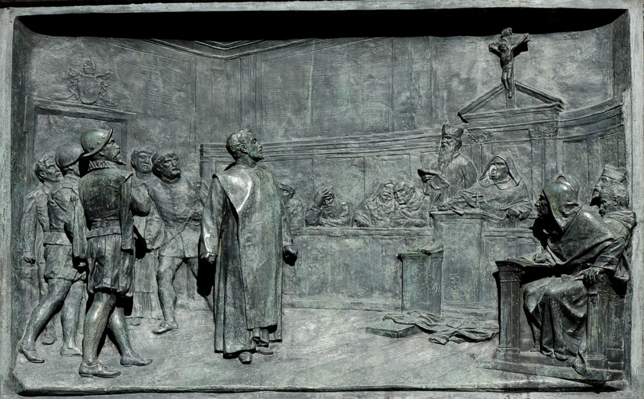 Proces s Giordanem Brunem na bronzovém reliéfu z pomníku na římském náměstí Campo de' Fiori.