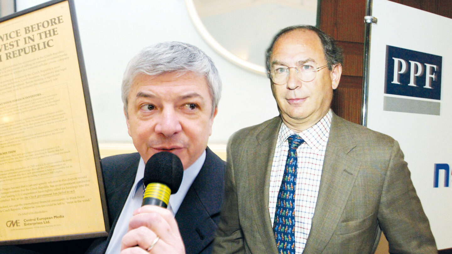 Vladimír Železný (vlevo) uspořádal 21. prosince 2004 tiskovou konferenci ke koupi Novy americkou společností CME.
Na té ukázal inzerát, kterým v americkém tisku majitel CME Ronald Lauder (vpravo) varoval před investováním v Česku.