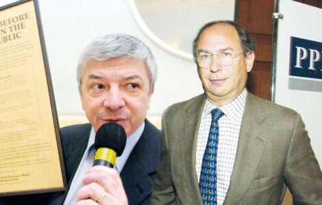 Vladimír Železný (vlevo) uspořádal 21. prosince 2004 tiskovou konferenci ke koupi Novy americkou společností CME. 
Na té ukázal inzerát, kterým v americkém tisku majitel CME Ronald Lauder (vpravo) varoval před investováním v Česku.
