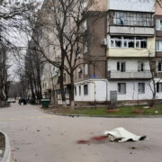Jedna z civilních obětí ruského útoku na ukrajinský Mariupol (březen 2022).