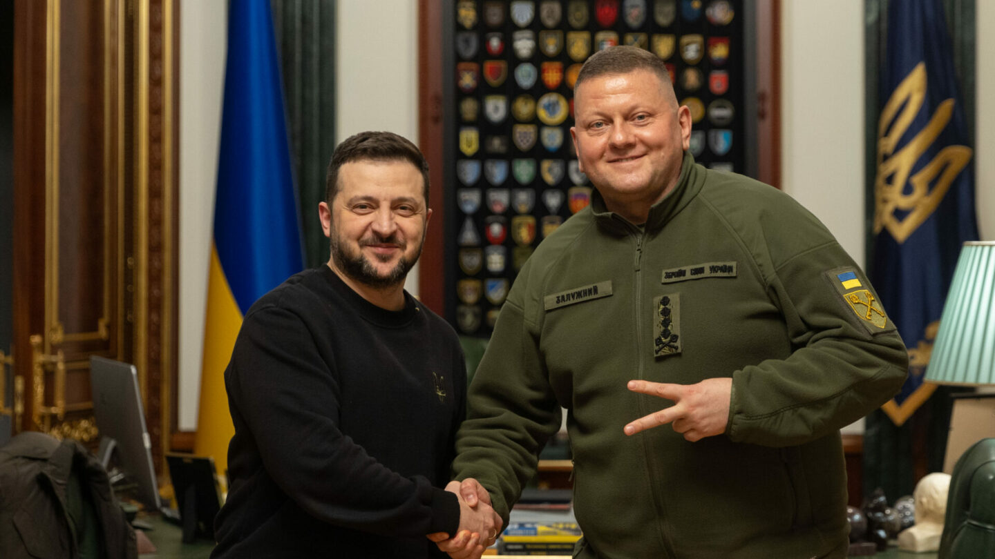 Ukrajinský prezident Volodymyr Zelenskyj a Valerij Zalužnyj