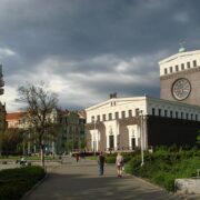 Náměstí Jiřího z Poděbrad na Královských Vinohradech v Praze - takto jej kvůli rekonstrukci skoro tři roky neuvidíme.