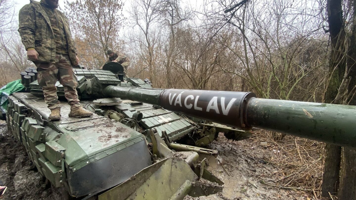Český tank Václav ve službách 128. samostatné horské úderné zakarpatské brigády.