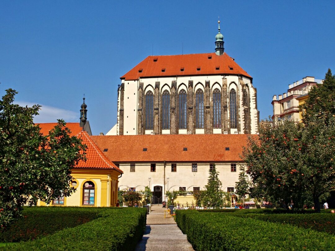 Budova františkánského kláštera s chrámem Panny Marie Sněžné v současnosti. 