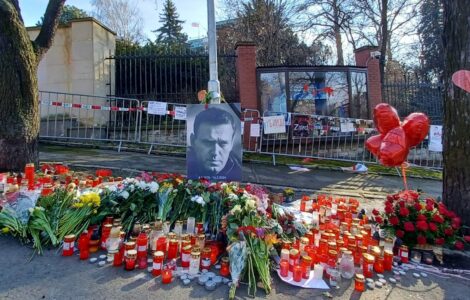 Pietní místo na památku Alexeje Navalného u ruského velvyslanectví v Praze