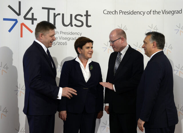 Zleva předsedové vlád Slovenska Robert Fico, Polska Beata Szydlová, ČR Bohuslav Sobotka a Maďarska Viktor Orbán.