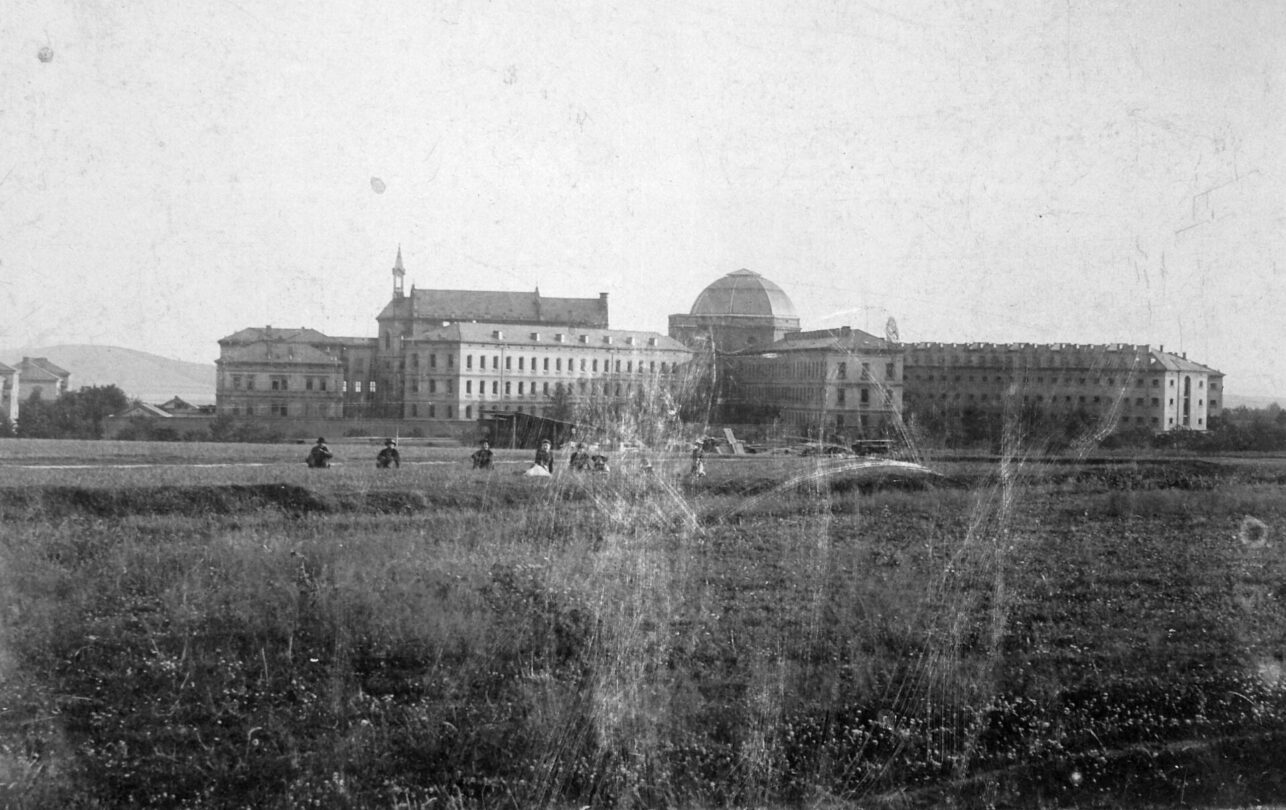 Borská věznice v Plzni, kde skončila většina odsouzených, na fotografii z roku 1905.