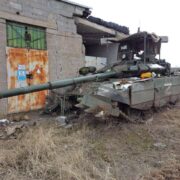 Zničený ruský tank u Mariupolu v březnu 2022. 
