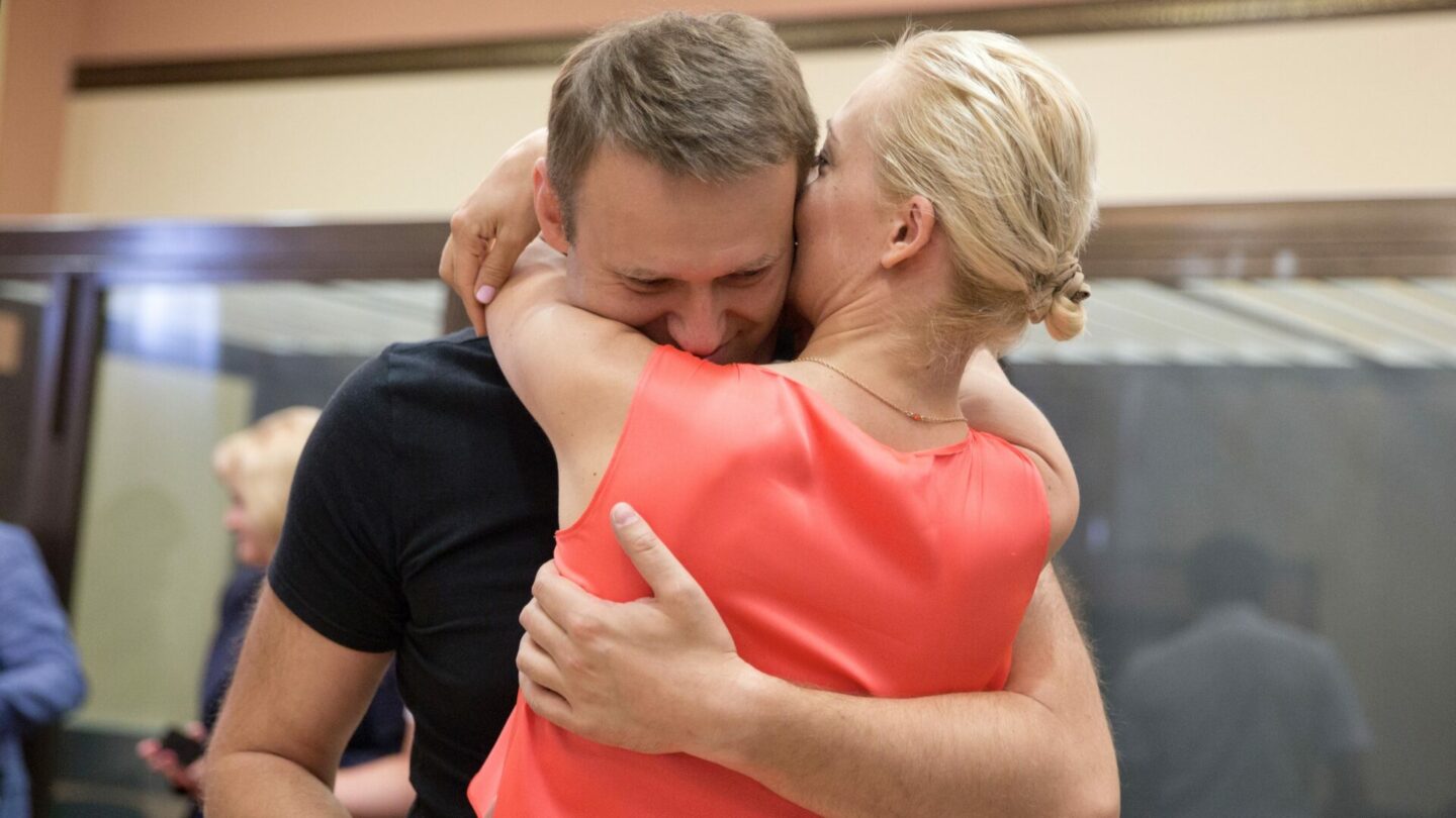 Alexej a Julija Navalní po propuštění Navalného z vazby na základě odvolání prokuratury v roce 2013.