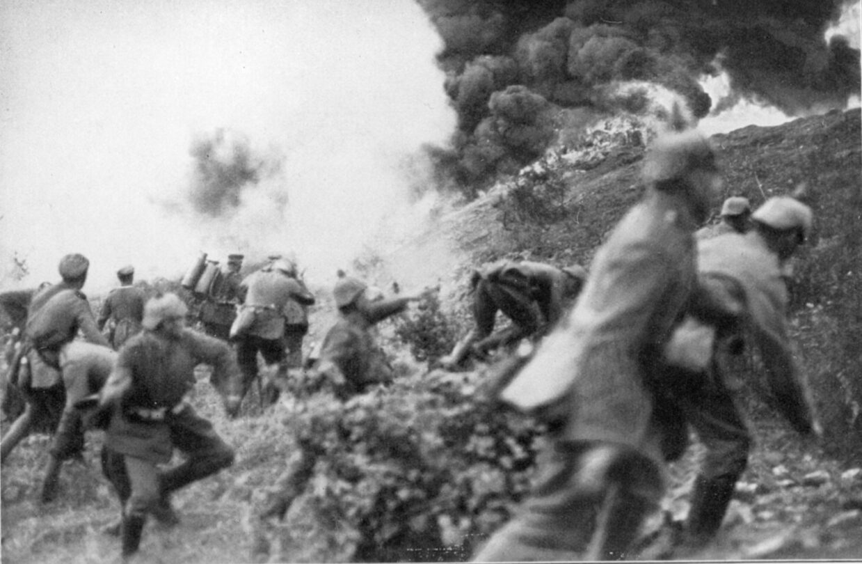 Němečtí vojáci vyrážejí do útoku na strmém kopci Le Mort Homme poblíž Verdunu.