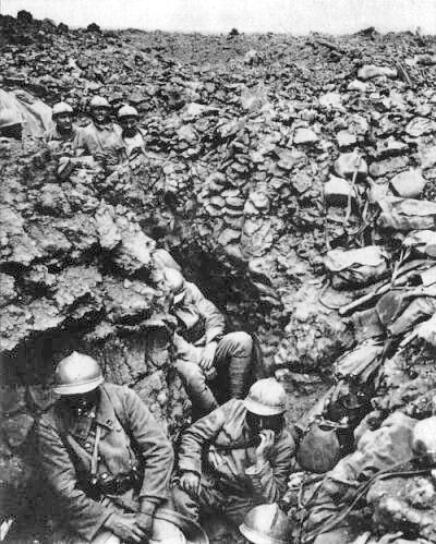 Vojáci francouzského 87. pluku se ukrývají ve svých zákopech nedaleko Verdunu.