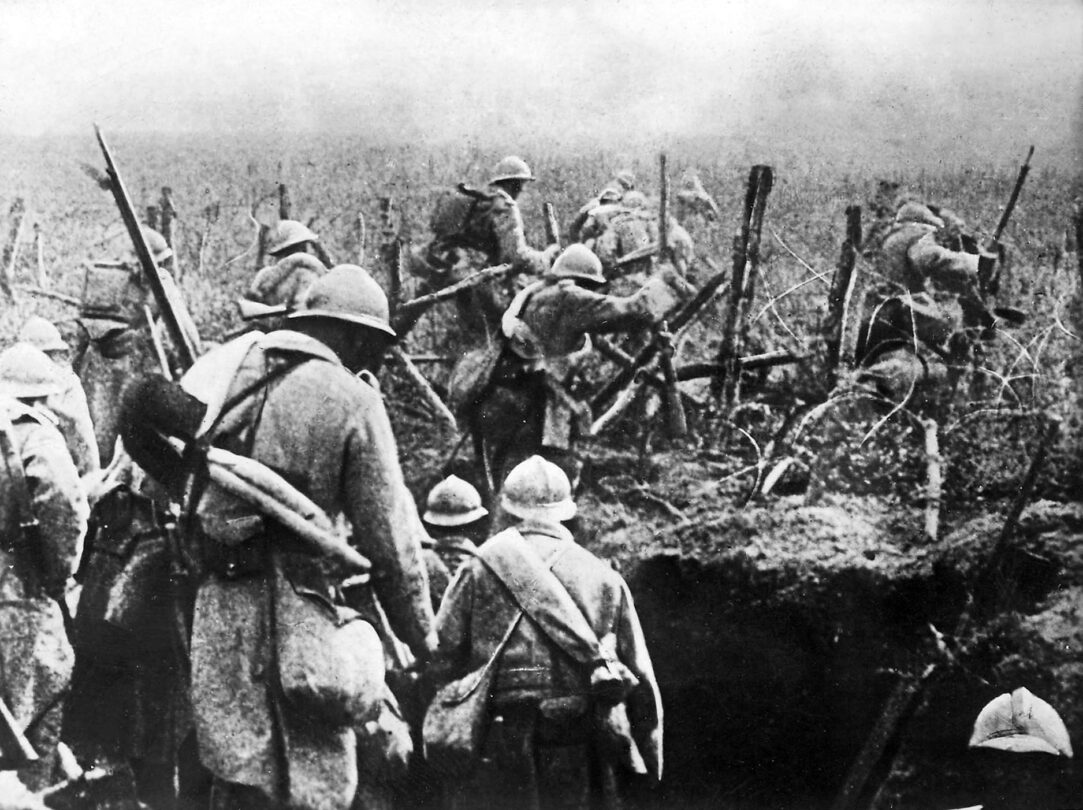 Francouzští vojáci poblíž Verdunu opouštějí své zákopy a vrhají se do bitevní vřavy. 